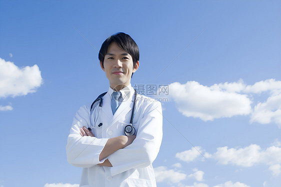 蓝天白云下的男医生图片