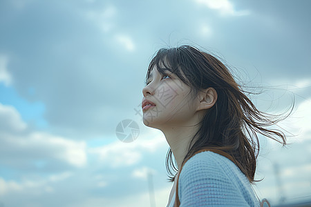 户外仰望的漂亮女孩背景图片