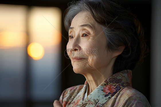 夕阳下远望的女子图片