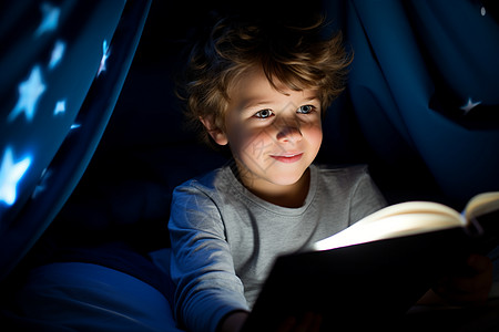 夜晚看书男孩在帐篷里读书背景