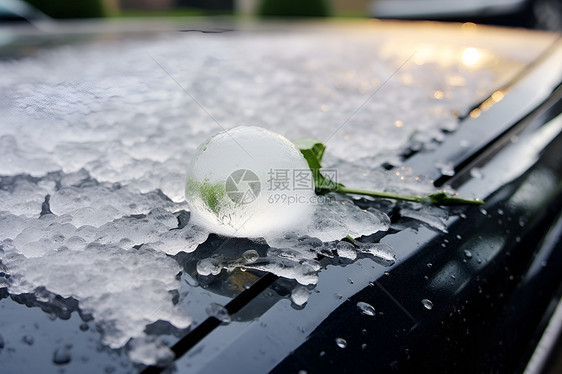 冰雪花飘落在车顶上图片