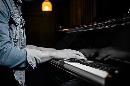 演奏钢琴的男子（生活方式）图片