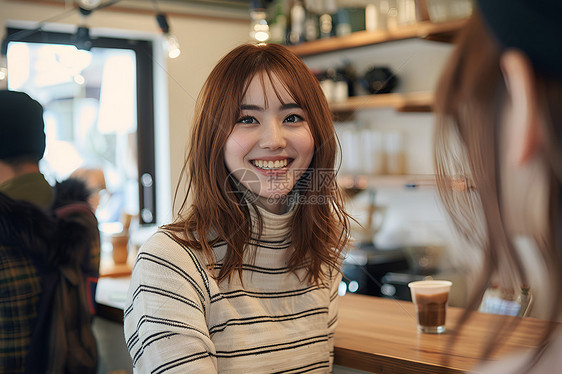 咖啡馆中微笑的女孩图片