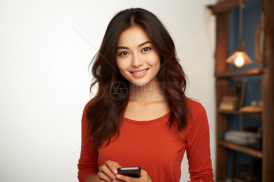 微笑女子手持手机图片
