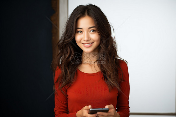 红衫女子微笑持手机图片