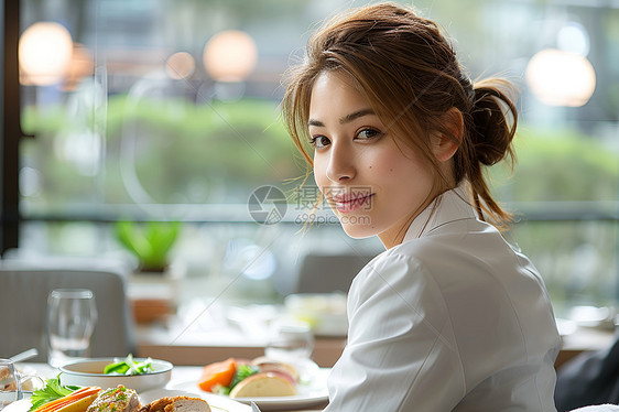 用餐中的女士图片