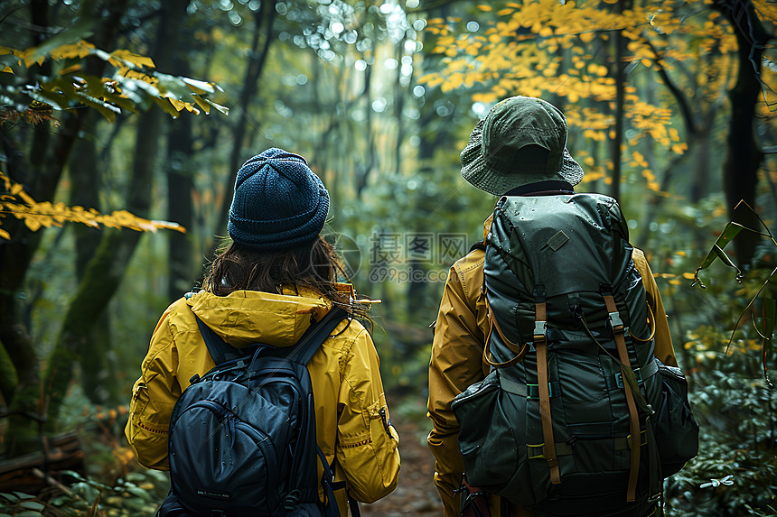 两人在山林中图片