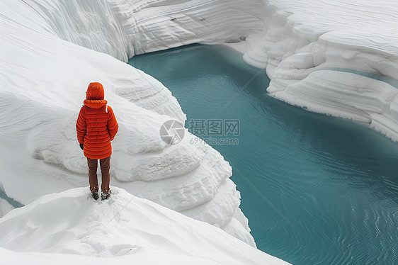 站在雪山上的女性图片