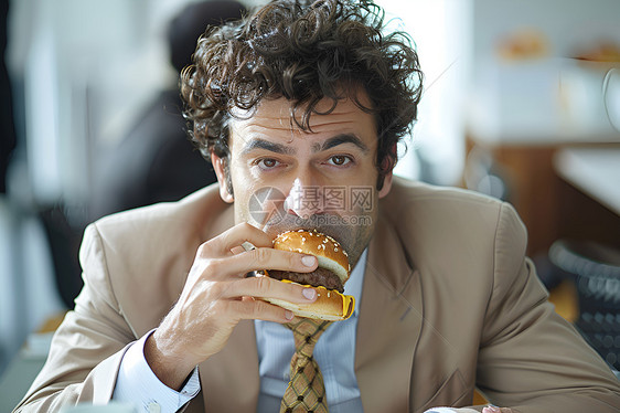 商务男子吃汉堡图片