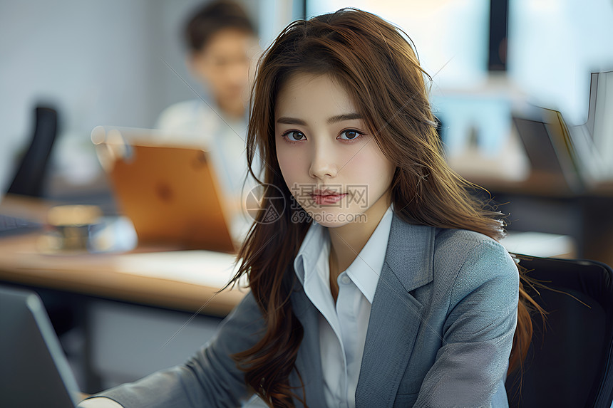 办公室中的职场女性高清图片下载-正版图片601053003-摄图网