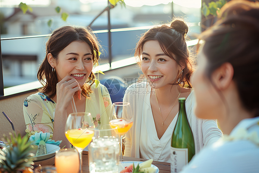 聚会聊天的女人图片