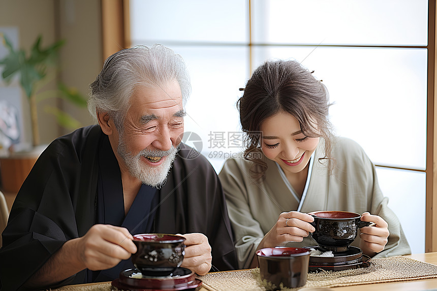 女人和老者一起饮茶图片