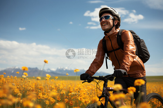 骑车穿越花海的男子图片