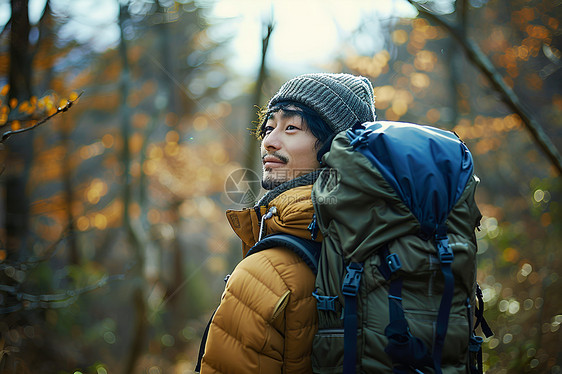 背包的男子图片