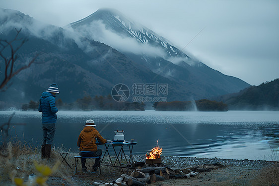 湖畔篝火图片