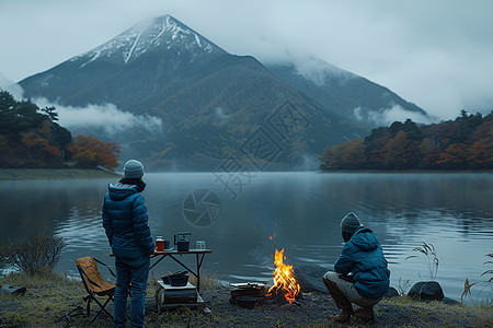 火边的山与湖图片