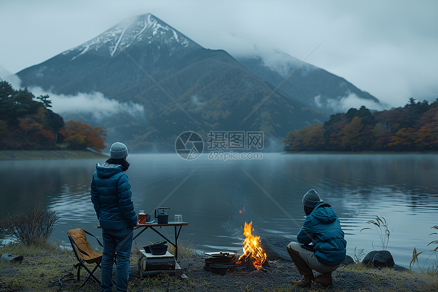 火边的山与湖图片