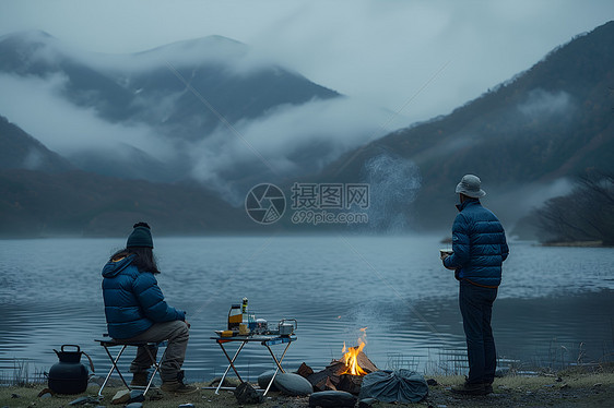 夜色中的山与湖图片