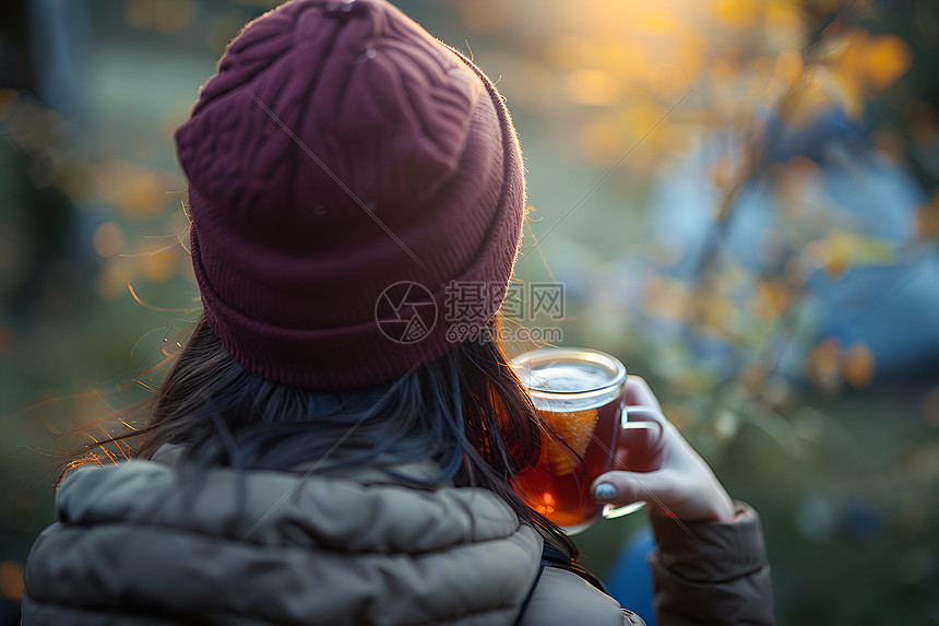 拿着玻璃茶杯的女人图片