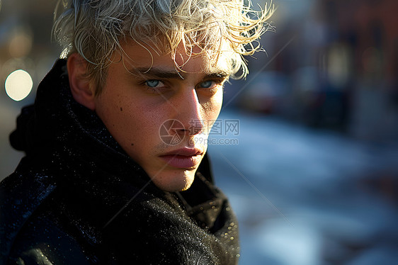 街头的银发男模特图片