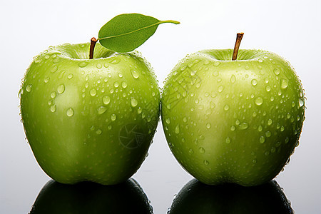 清爽多汁的绿色苹果图片