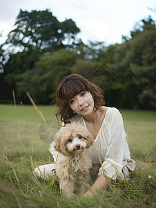 草地上的女人和狗图片
