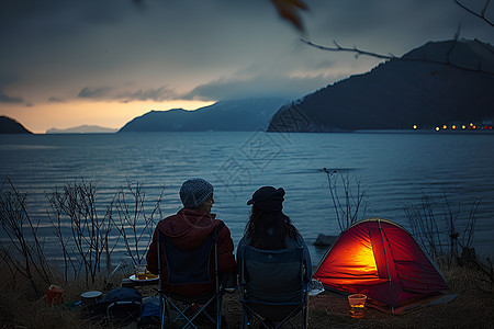 夕阳下欣赏风景的情侣图片