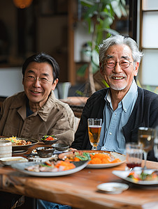 享用美食的男性图片