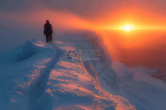 日落时分雪峰眺望的人图片