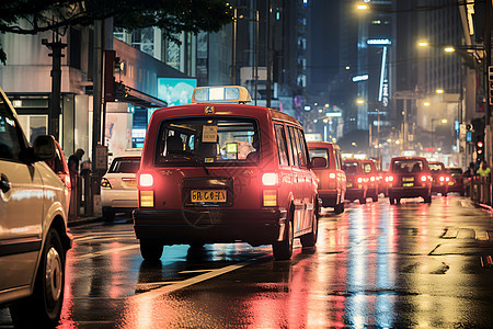 夜晚道路上的车辆图片