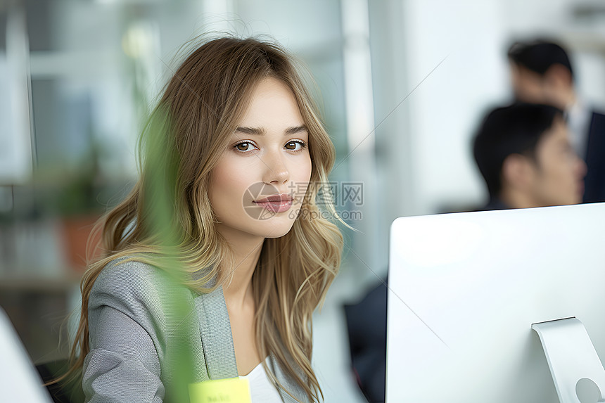 电脑前的职业女性图片