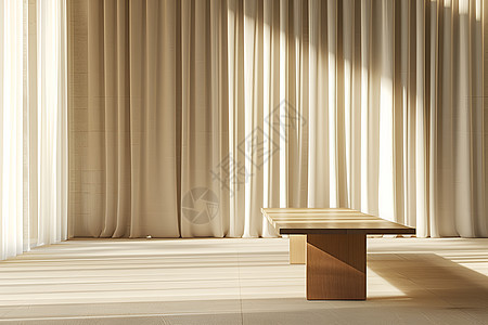 丝绸窗帘前的木桌子图片