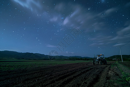 夜晚耕作中的农民背景图片