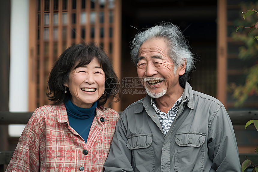 笑容满面的老夫妻图片