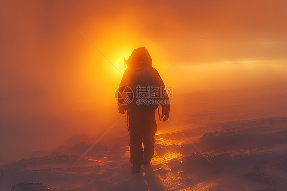 黄昏雪地上的人行图片