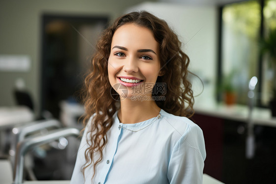 牙科门诊中微笑的女士图片