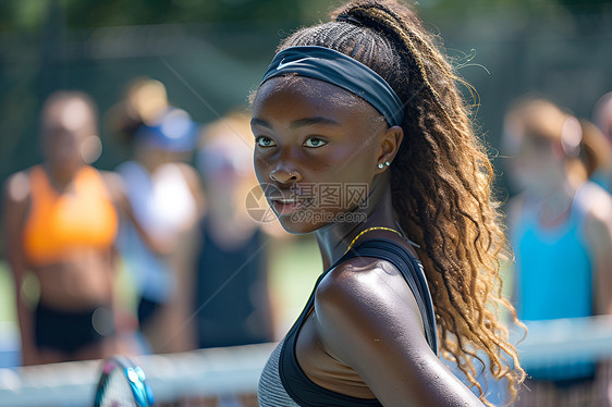 网球培训中的黑人少女图片