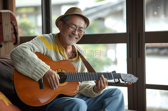 弹吉他的老人图片
