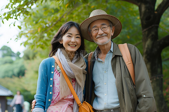 公园里的老年夫妻图片