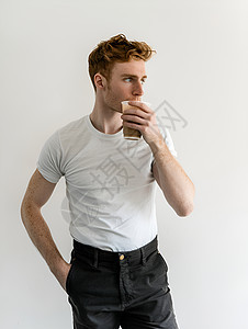青年男子喝咖啡图片