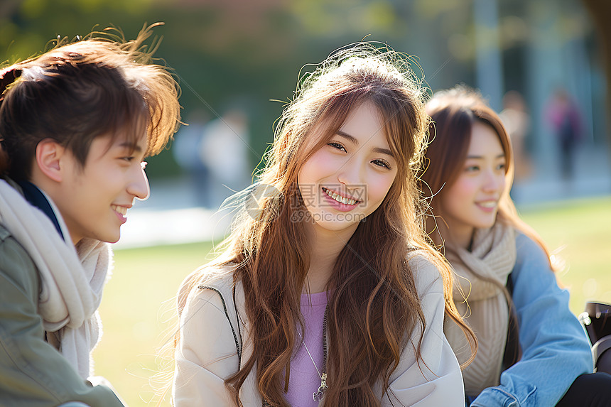 草地上的青年女孩图片