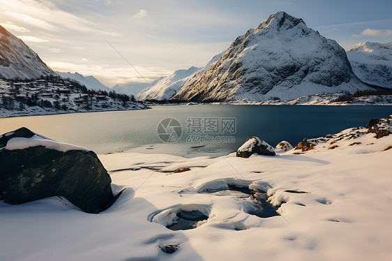 冬日山脉与湖泊图片