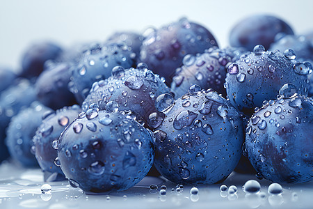 水滴点缀的蓝莓图片