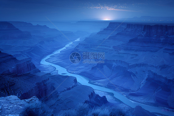 河流穿越夜晚的峡谷图片