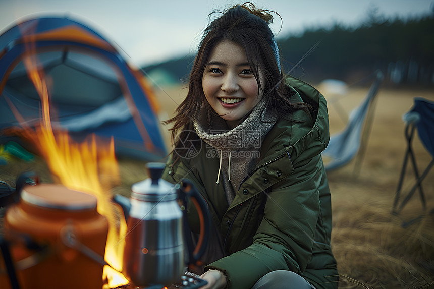 户外露营的女子图片