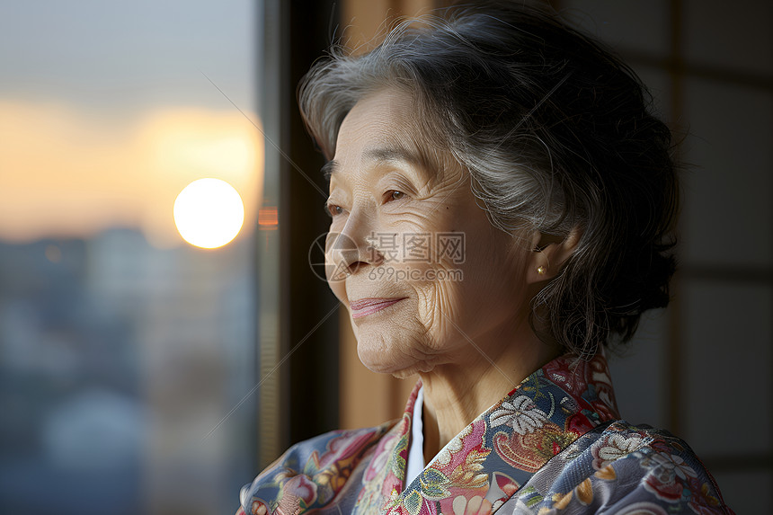 穿着花色衣服的老奶奶图片