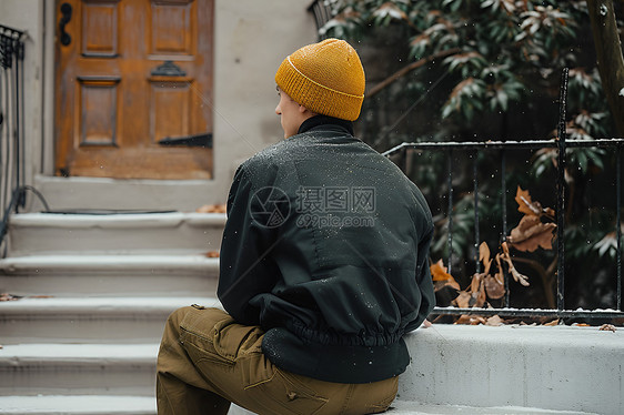 戴帽子的男子图片