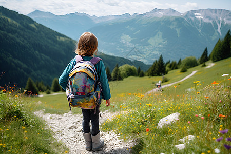 徒步登山的女孩背景图片