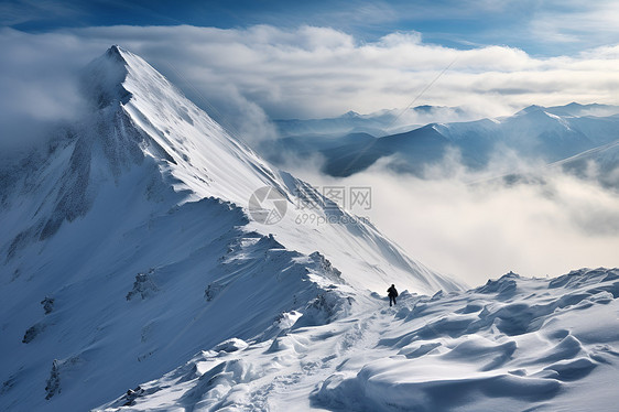 风雪中的山巅图片
