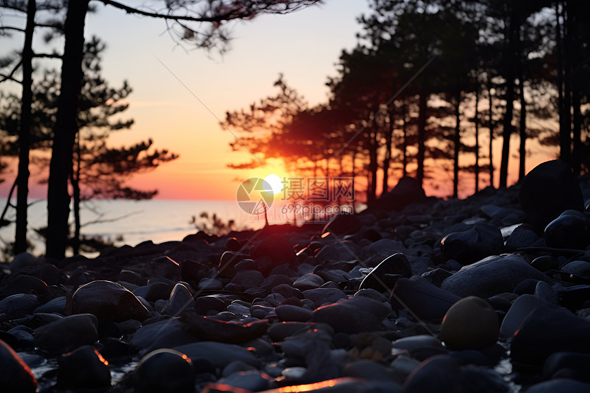 夕阳余晖下的海边岩石图片